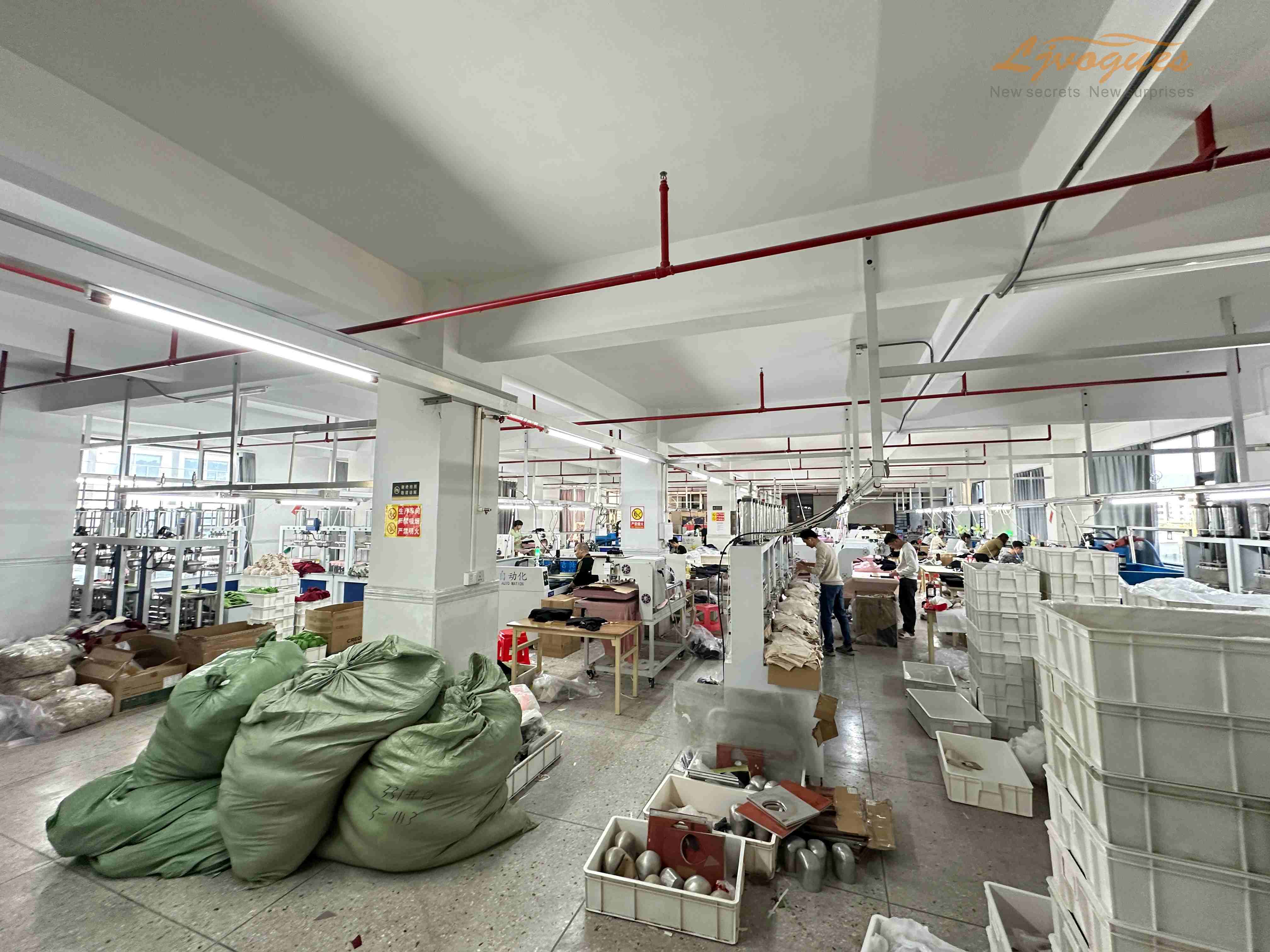 LJVOGUES-époque-sous-vêtements-usine-atelier-interieur (1).jpg