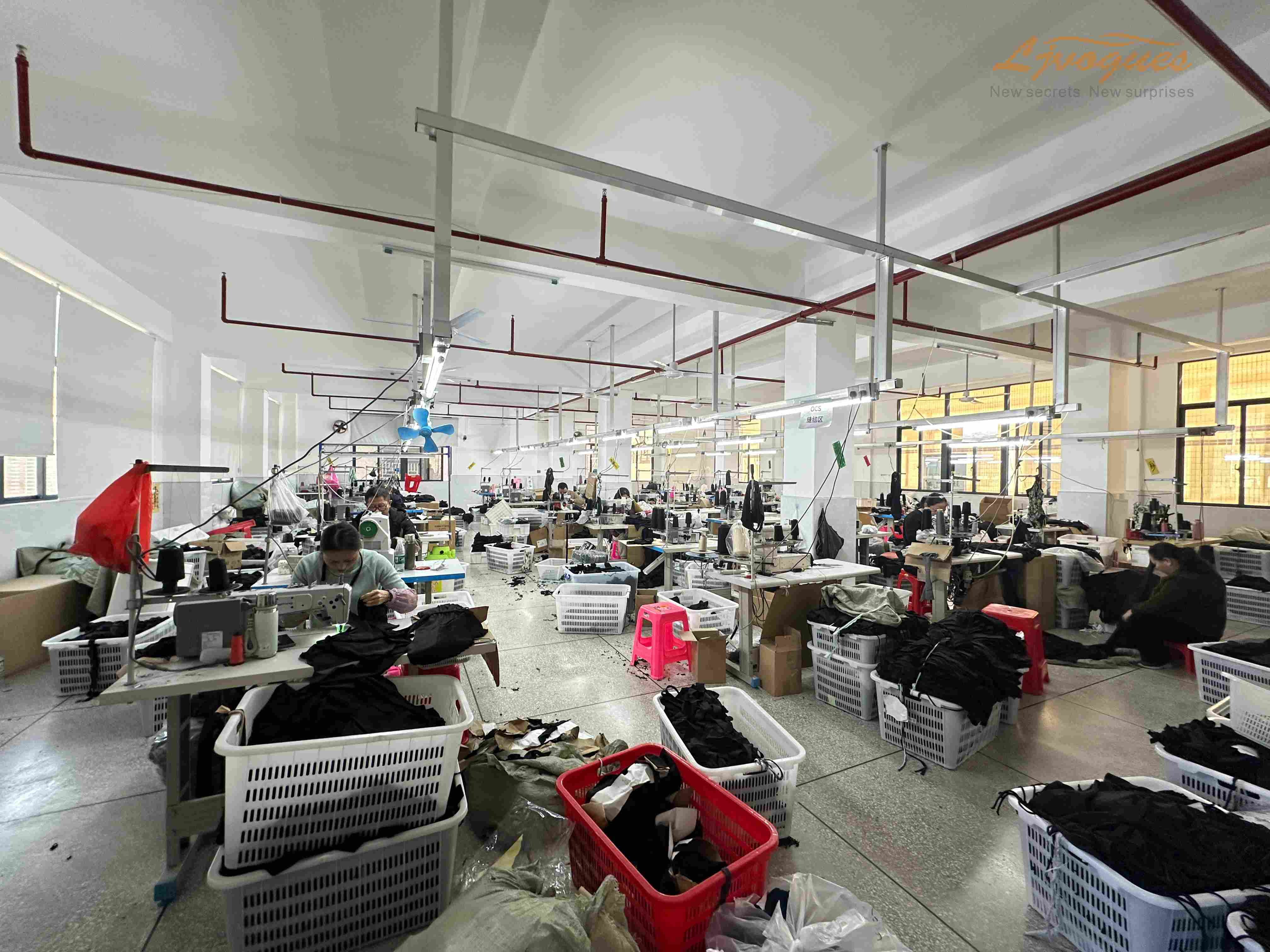 LJVOGUES-époque-sous-vêtements-usine-atelier-interieur (3).jpg
